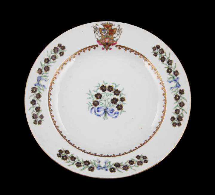 Chinese export porcelain armorial dinner plate